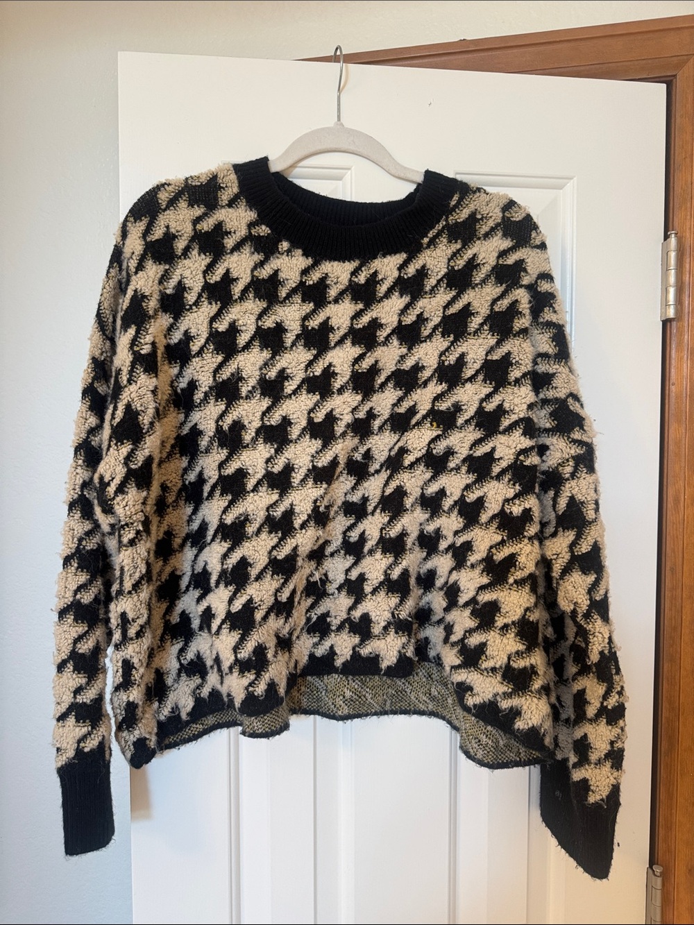 Max Studio Black & Cream Houndstooth Crewneck Sweater